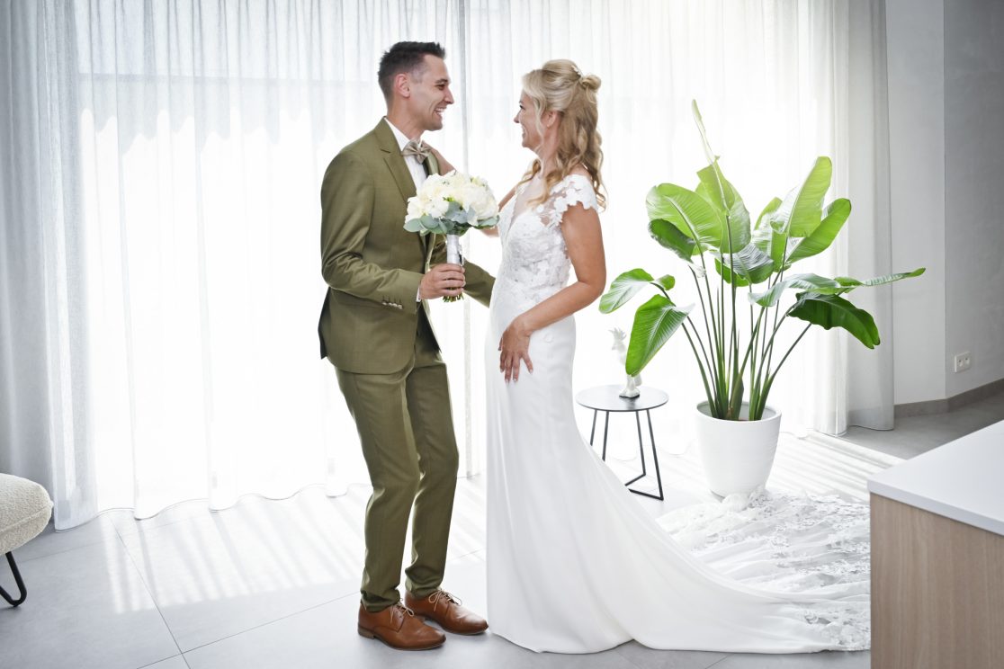 Bruidspaar Wim en Mieke tijdens hun huwelijk in Vlaanderen.