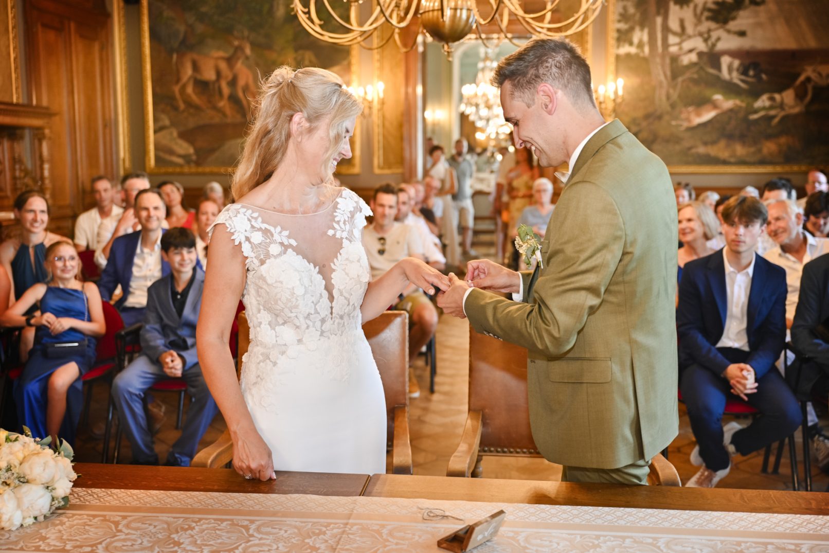 Spontaan beeld uit de trouwreportage van Wim en Mieke bij Kasteel Cortewalle.