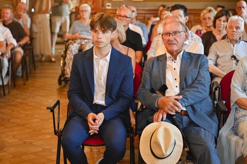 Bruidspaar Wim en Mieke tijdens hun huwelijk in Vlaanderen.