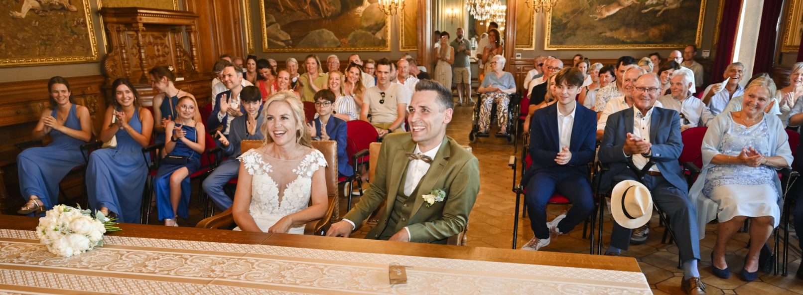 Wim en Mieke tijdens hun first look op de trouwdag.