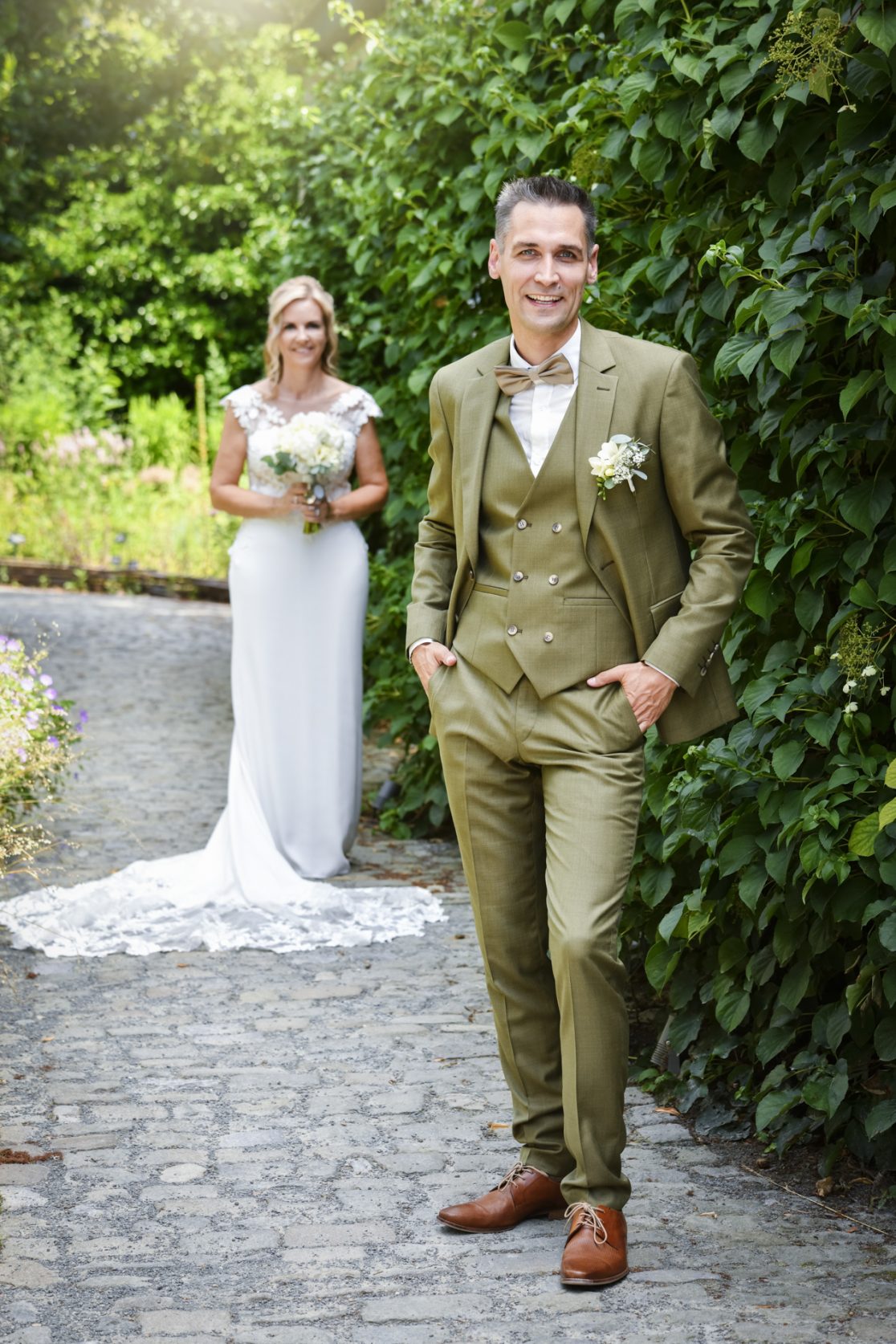 Bruidspaar Wim en Mieke tijdens hun huwelijk in Vlaanderen.